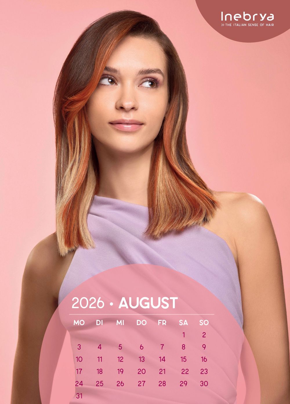 Inebrya Wandkalender August 2026 mit Damenmodell und schulterlangen kupferroten Haaren mit blonden Highlights und Seitenscheitel