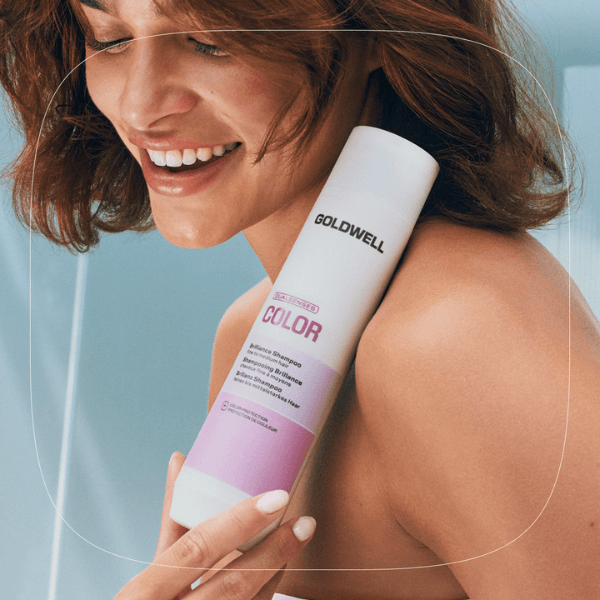 frau-mit-braunem-haar-haelt-goldwell-dualsenses-color-brilliance-shampoo-in-der-hand