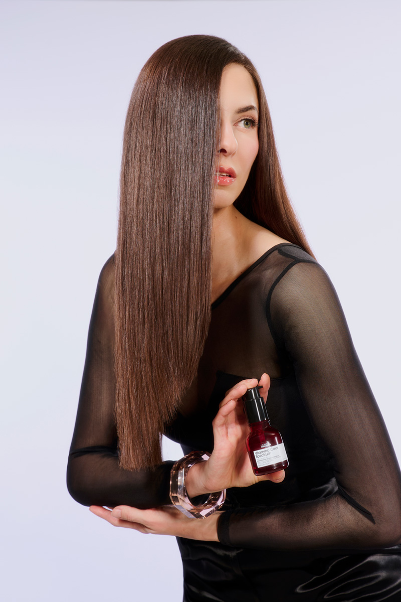 loreal-model-mit-langem-glattem-braunem-haar-und-pflege-oel-von-serie-expert-vitamino-color-spectrum-fuer-glass-hair