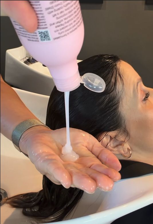 asp-kitoko-anti-frizz-shampoo-anwendung-bei-der-haarwaesche-im-friseursalon