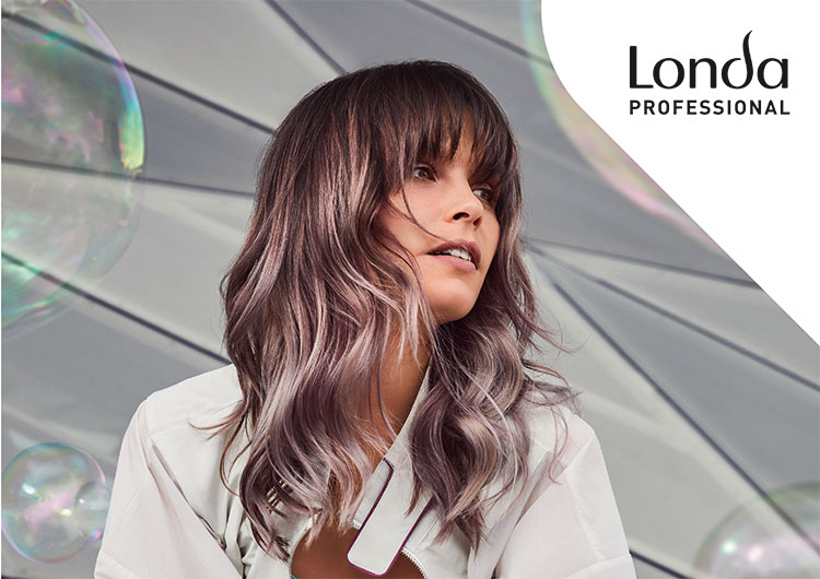 frau-mit-schulterlangem-violett-braunem-haar-und-pony–stylingfoto-mit-londa-professional-branding-im-hintergrund
