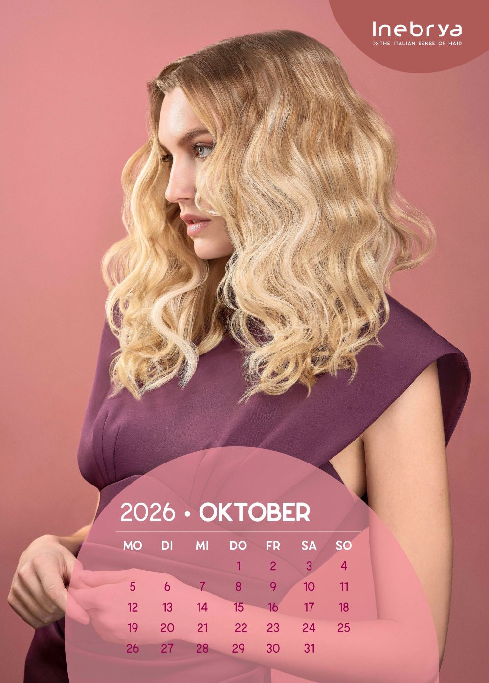 Inebrya Wandkalender Oktober 2026 mit Damenmodell und schulterlangen blonden Haaren mit voluminösen Wellen