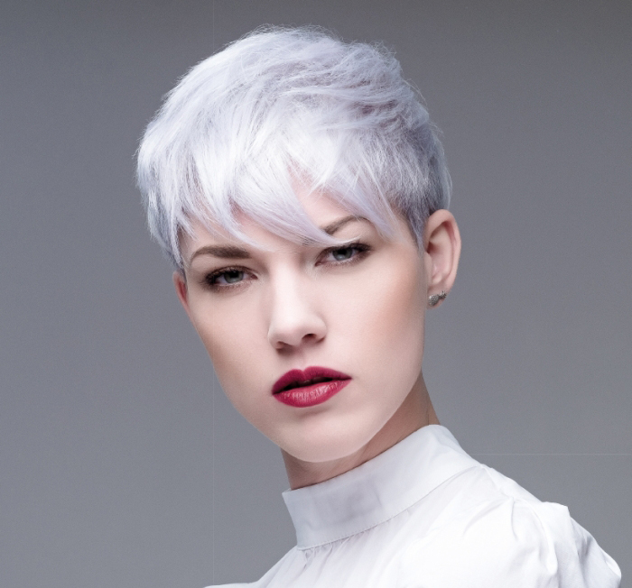 frau mit kurzen blonden haaren und roten lippen