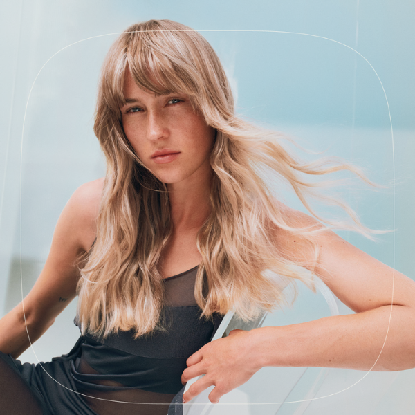 goldwell-dualsenses-blondes-highlights-model-mit-langem-blondem-haar-und-weichen-wellen