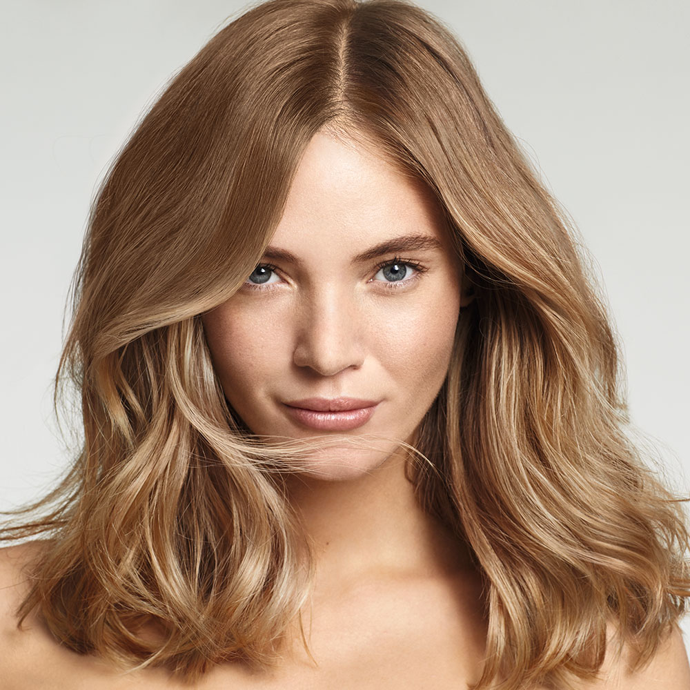 Modell nach der Haarpflege mit Revlon Re/Start Volume