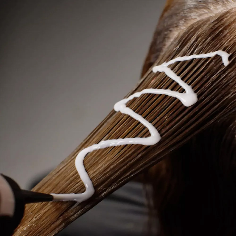 revlon-auftragemoeglichkeit-mit-auftrageflasche-haarstraehne-mit-haarfarbe