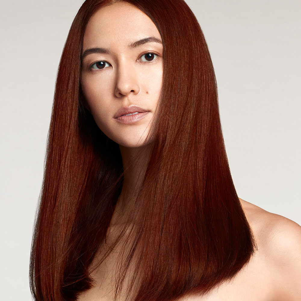 modell-mit-glattem-glnzendem-kupferbraunem-haar-nach-anwendung-der-revlon-restart-color-pflegeserie