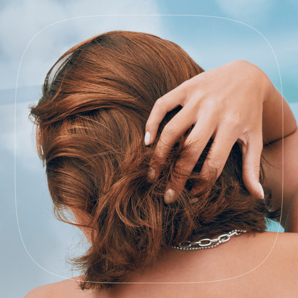 frau-mit-glanzendem-braunem-haar-goldwell-dualsenses-color-brilliance-conditioner