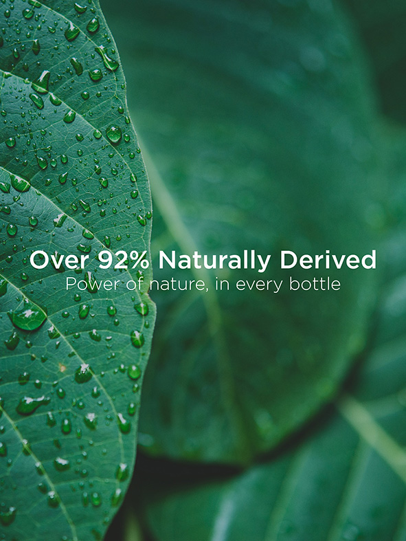 asp-kitoko-haarpflege-info-gruenes-blatt-mit-wassertropfen-und-text-ueber-92-prozent-natuerliche-inhaltsstoffe-auf-unscharfem-hintergrund