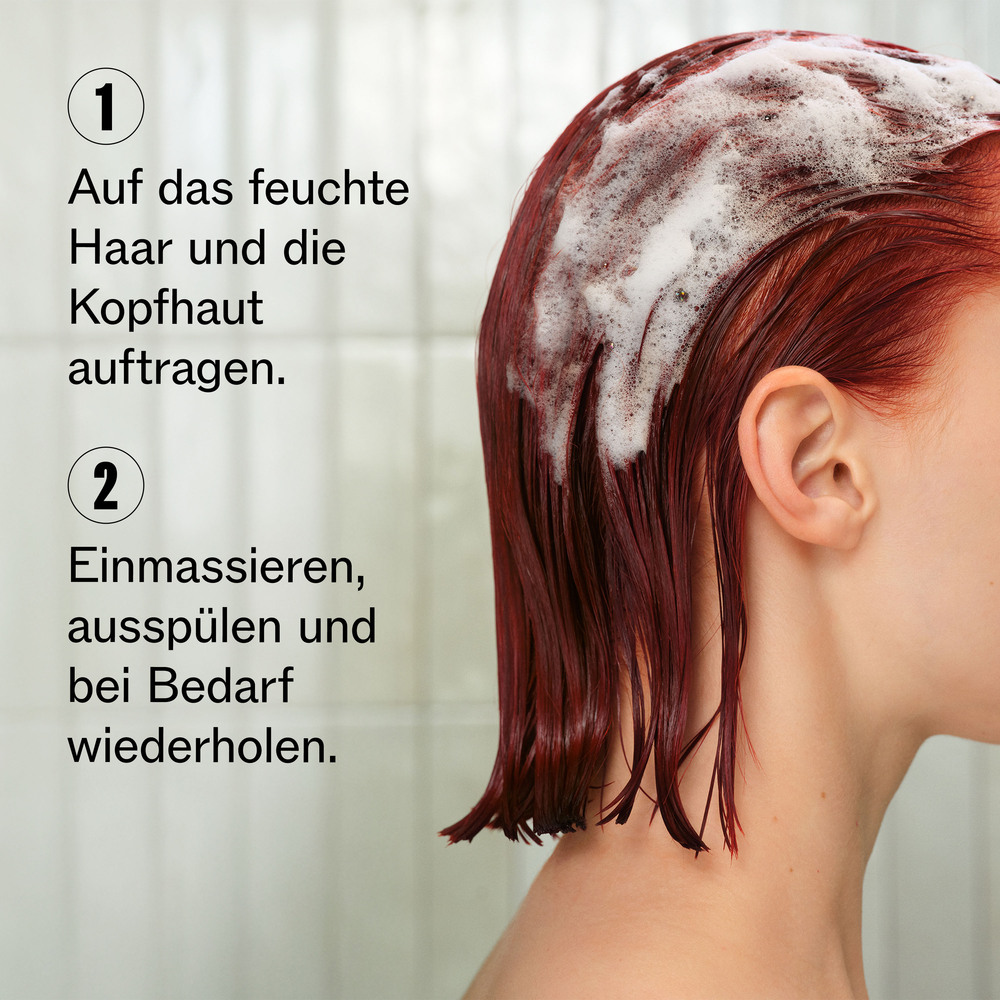 wella-professionals-ultimate-color-shampoo-fuer-coloriertes-haar-250-ml-lila-flasche-anwendung-frau-mit-schaum-auf-die-haare-und-infos
