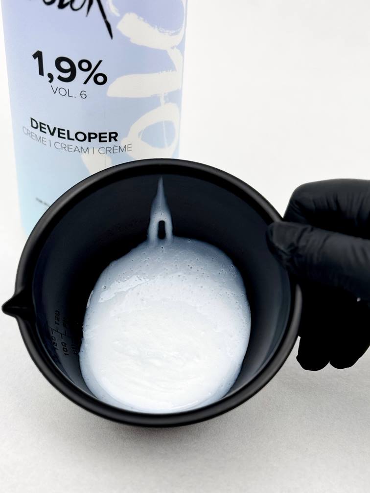 color-developer-konsistenz-in-einer-schwarze-faerbeschale