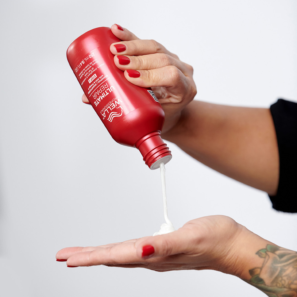 10004320_wella_ultimate_repair_shampoo_250ml_konsistenz_wird_mit_flasche_gezeigt_stopperka