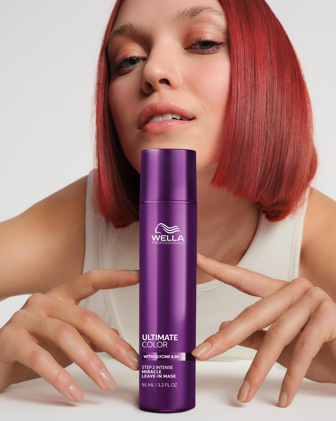 eine-frau-mit-rotem-bob-haarschnitt-wella-professionals-ultimate-color-leave-in-mask