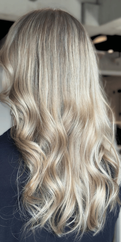 langes-gewelltes-haar-in-kuehlem-blond-gefaerbt-mit-dusy-professional-color-reflexia