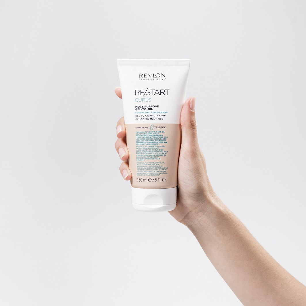 revlon-professional-re-start-curls-multipurpose- gel-to-oil-fuer-locken-weiss-orange-flasche-150-ml-in-der-hand