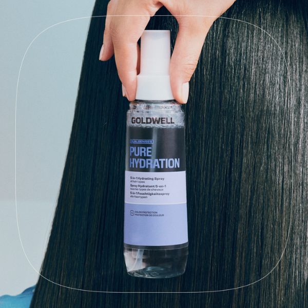 goldwell-dualsenses-pure-hydration-5-in-1-feuchtigkeitsspray-wird-an-glattem-haar-gezeigt