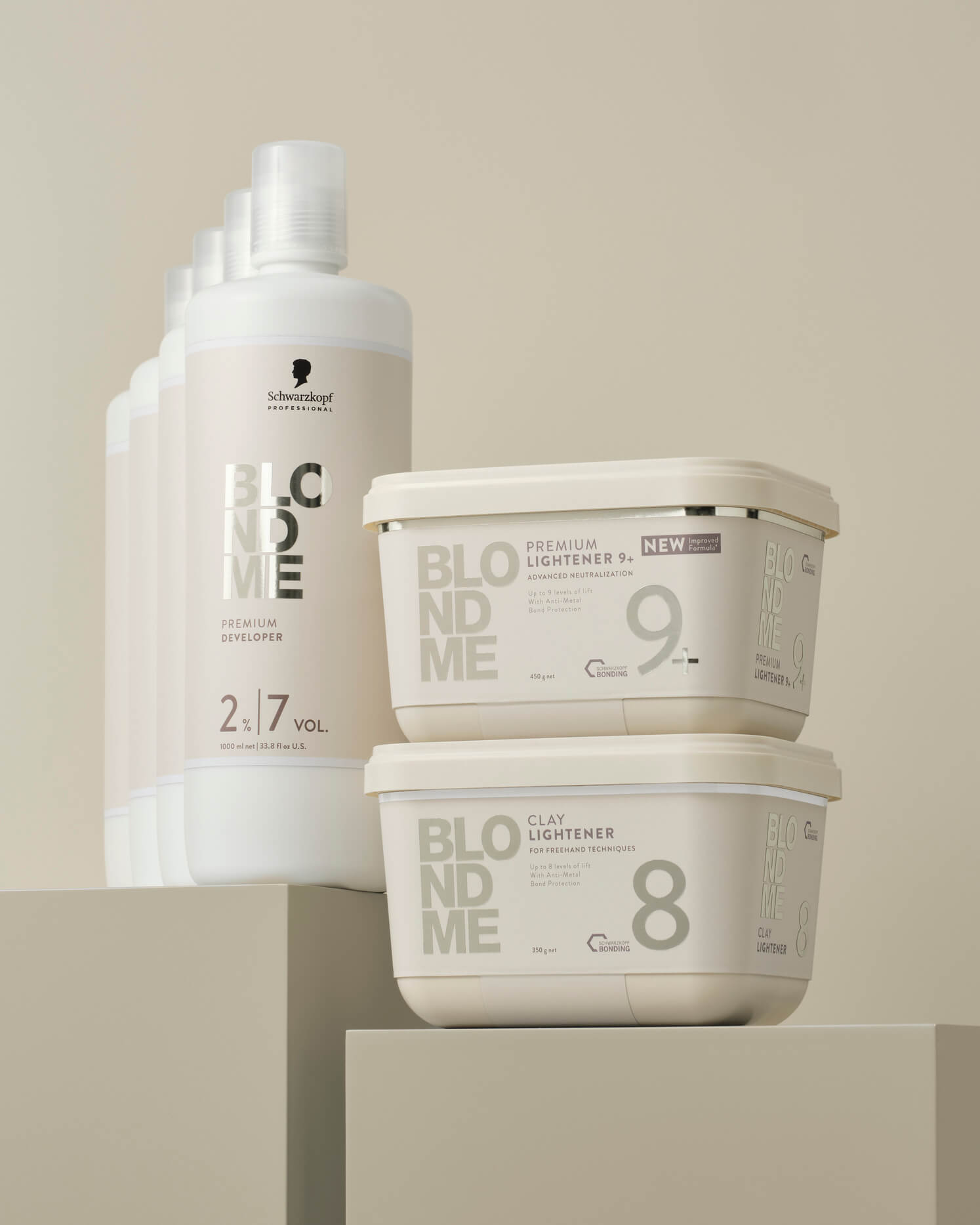 schwarzkopf-blondme-premium-lightener-9-plus-blondierpulver-9-stufen-aufhellung-450-g-beige-dose-auf-clay-lightener-8-blondiercream-8-stufen-aufhellung-350-g-beige-dose-mit-blondme-entwickler-daneben