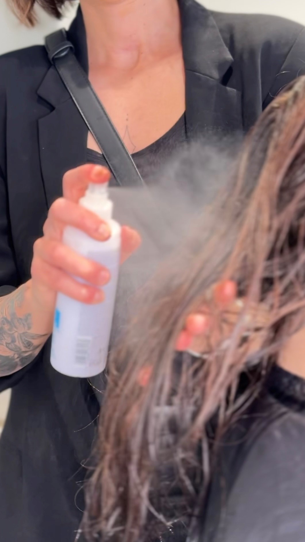 Hitzeschutz & Haarpflege in einer FLASCHE Hitzeschutz & Haarpflege in einer FLASCHE