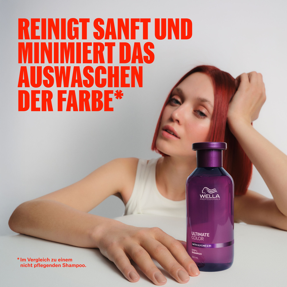 frau-mit-rotem-bob-haarschnitt-haelt-lila-wella-step-1-der-serie-ultimate-color-shampoo-flasche-mit-werbetext-reingit-sanft-und-minimiert-das-auswaschen-der-farbe