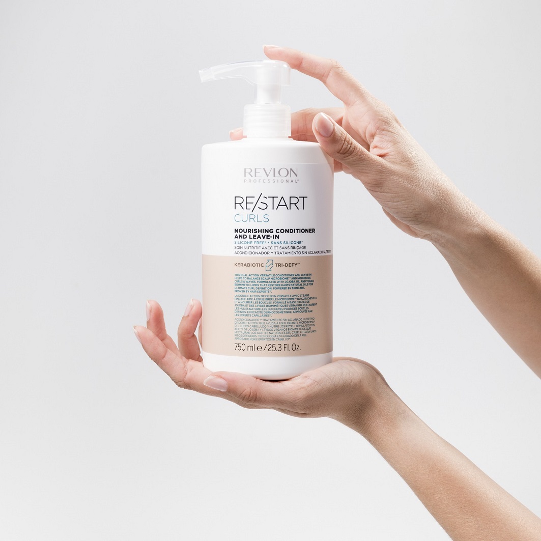 revlon-re-start-curls-nourishing-leave-in-conditioner-fuer-locken-weiss-orange-flasche-750-ml-in-der-hand