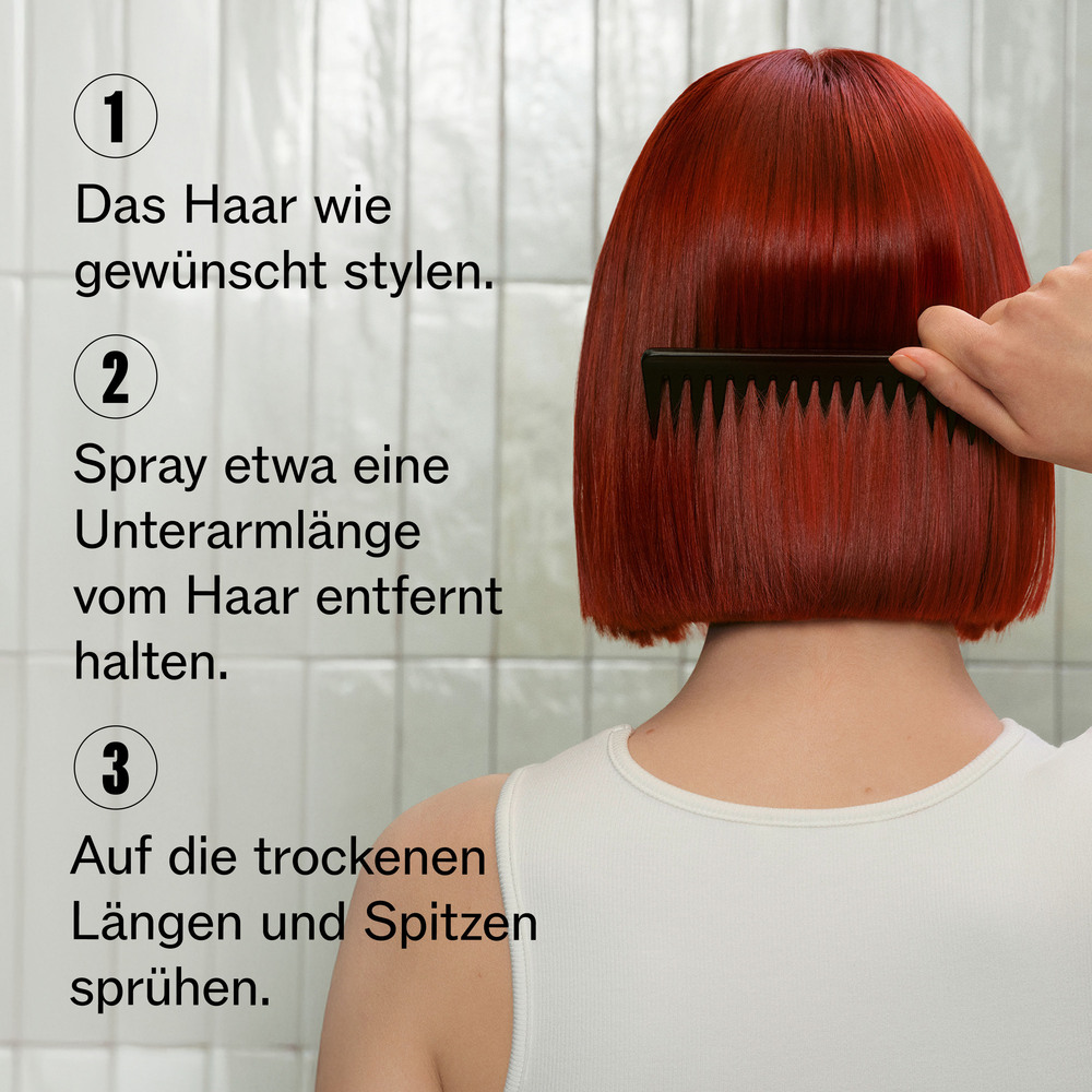 frau-mit-rotem-bob-haarschnitt-kaemmt-die-haare-und-die-anwendung-von-wella-professionals-ultimate-color-shine-spray-95-ml-