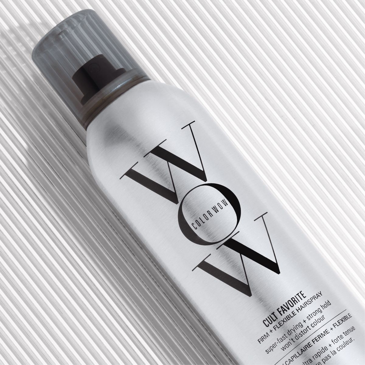 color-wow-cult-favorite-firm-flexible-haarspray-250-milliliter-auf-silbernem-hintergrund