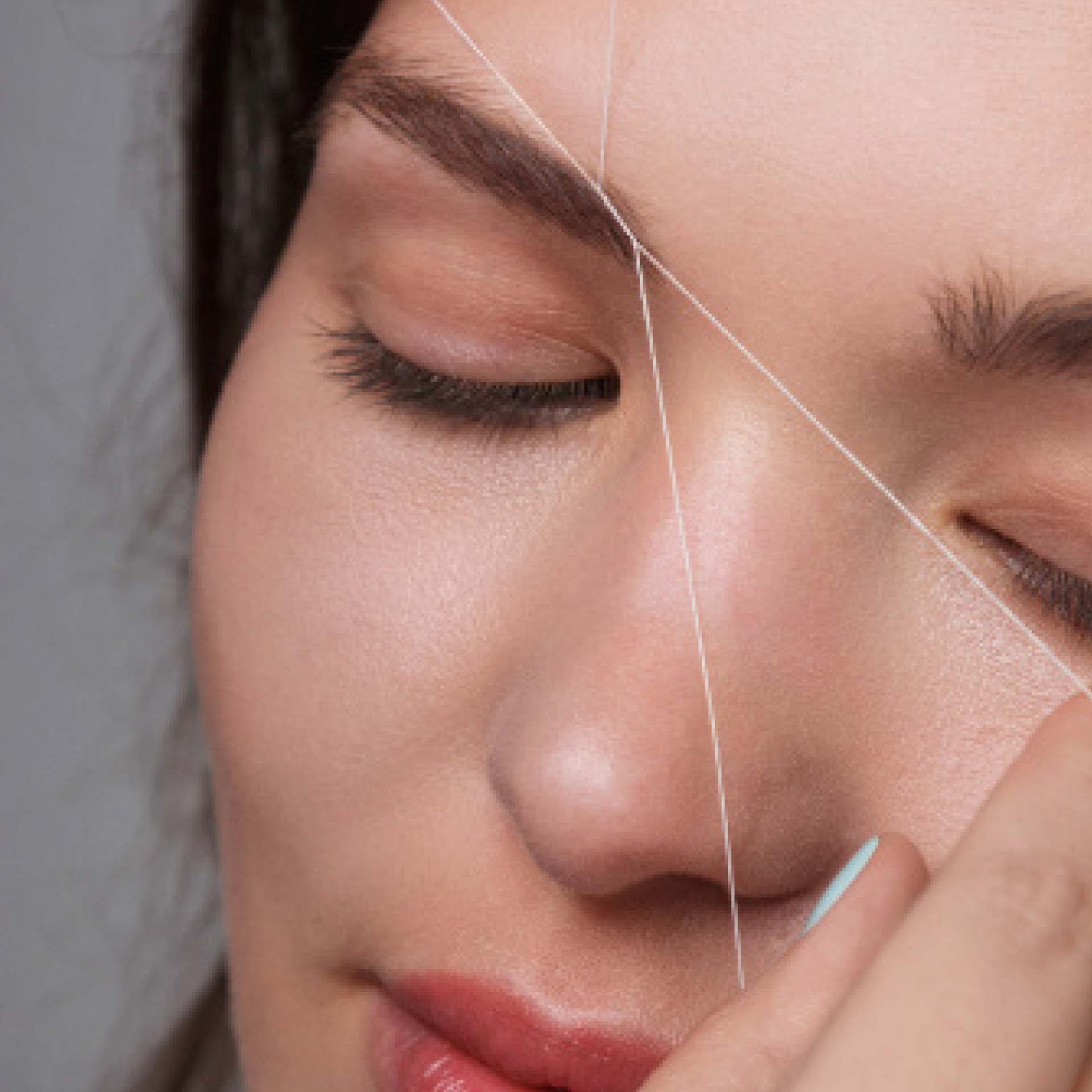 nahaufnahme-von-augenbrauen-entfernung-mit-fadentechnik-bei-einer-frau-mit-geschlossenen-augen