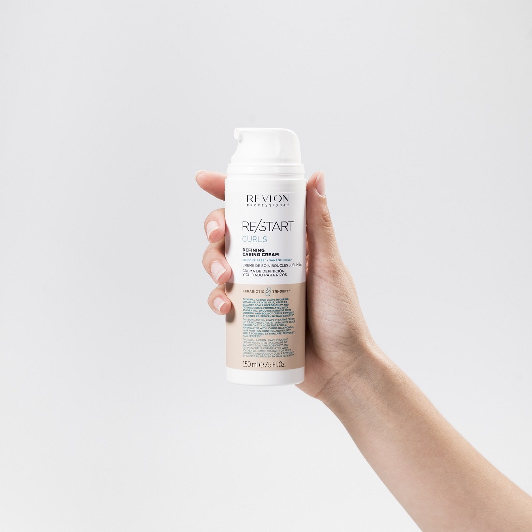 revlon-re-start-curls-defining-caring-cream-150-ml-pflegende-locken-definitionscreme-weiss-orange-flasche-ml-in-der-hand