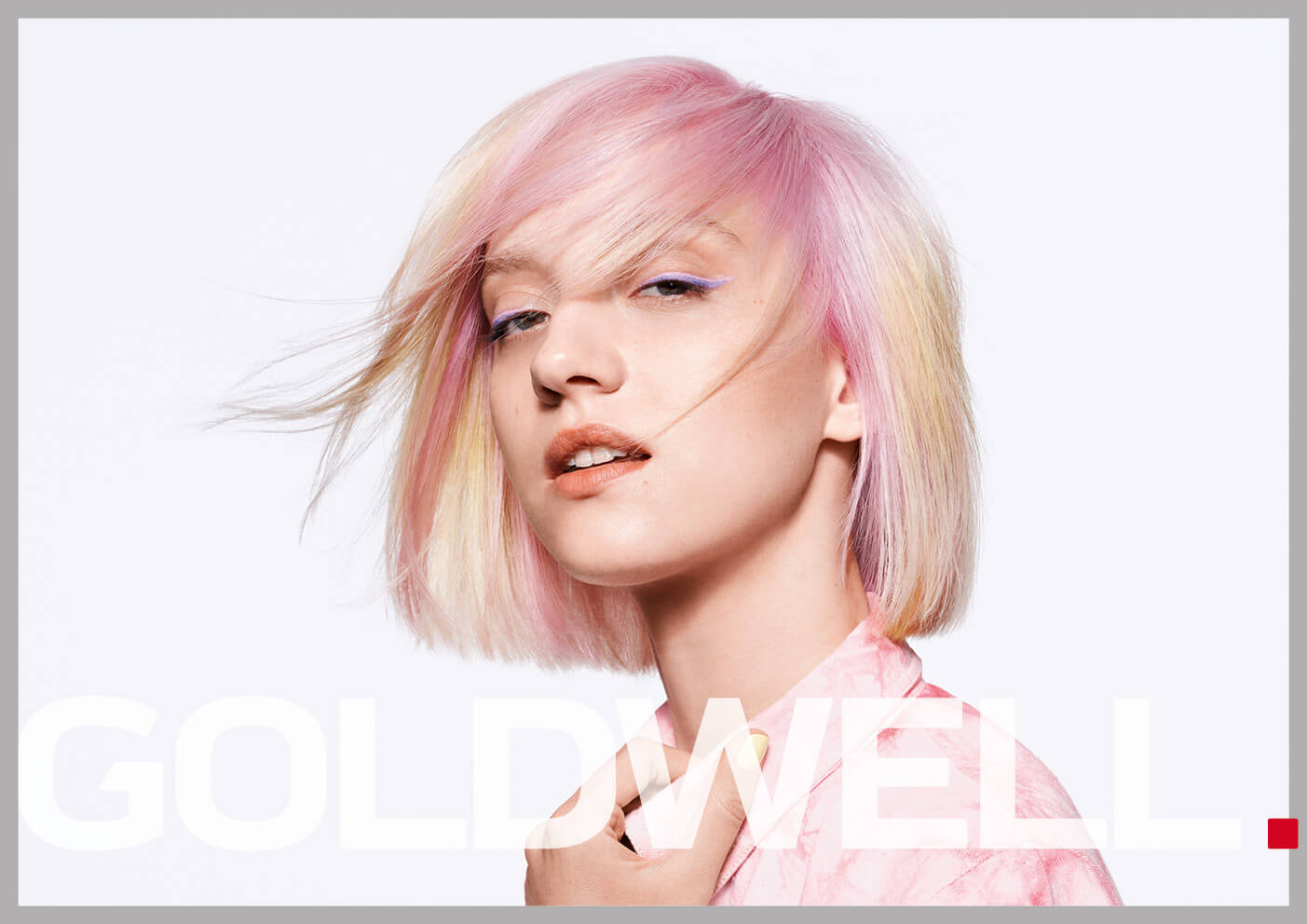 frau-mit-bob-haare-sind-blond-mit-rosa-straehnen-und-goldwell-logo