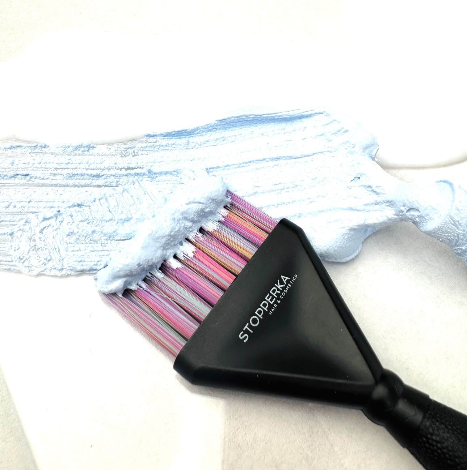 dusy-cream-bleach-blondierung-konsistenz-mit-faerbepinsel