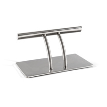 sibel-fussstuetze-chrom-mit-rechteckiger-standplatte-und-zwei-gebogenen-streben-die-eine-horizontale-stange-tragen