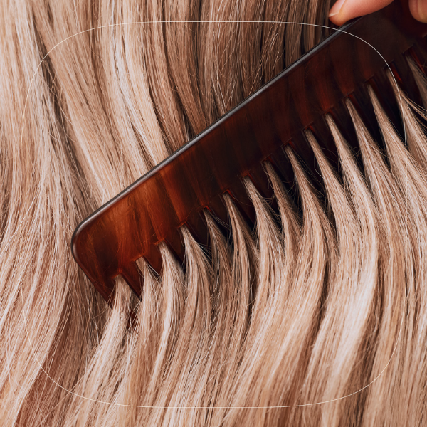 goldwell-dualsenses-blondes-highlights-intensive-conditioning-serum-blondes-haar-beim-kaemmen-mit-breitzinkigem-kamm