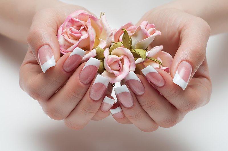 french-nails-mit-glanz-und-zartem-schimmer-nageldesign-mit-rosenmotiv