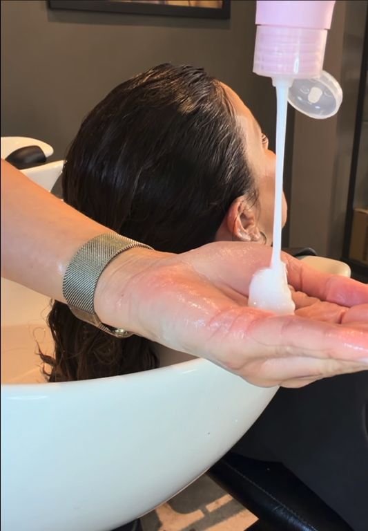 asp-kitoko-anti-frizz-conditioner-haarpflege-anwendung-am-waschplatz-im-friseursalon