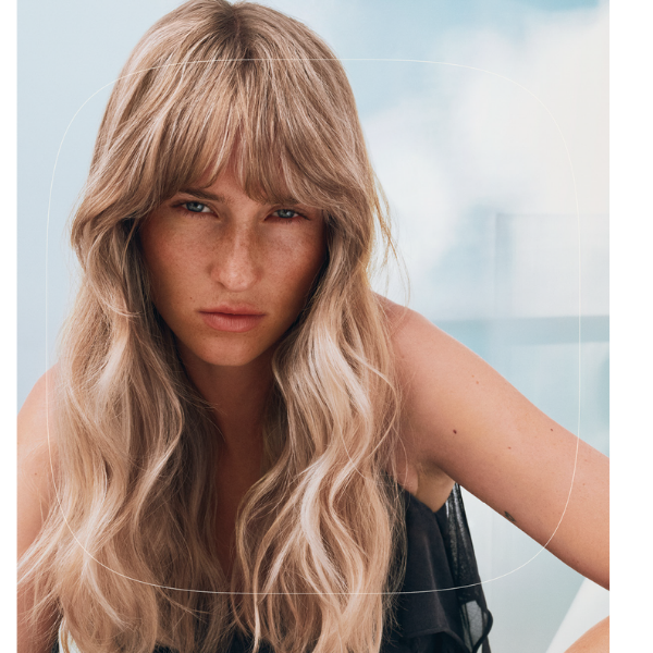 goldwell-dualsenses-blondes-highlights-toning-shampoo-model-mit-langem-kuehlem-blondem-haar-und-wellen