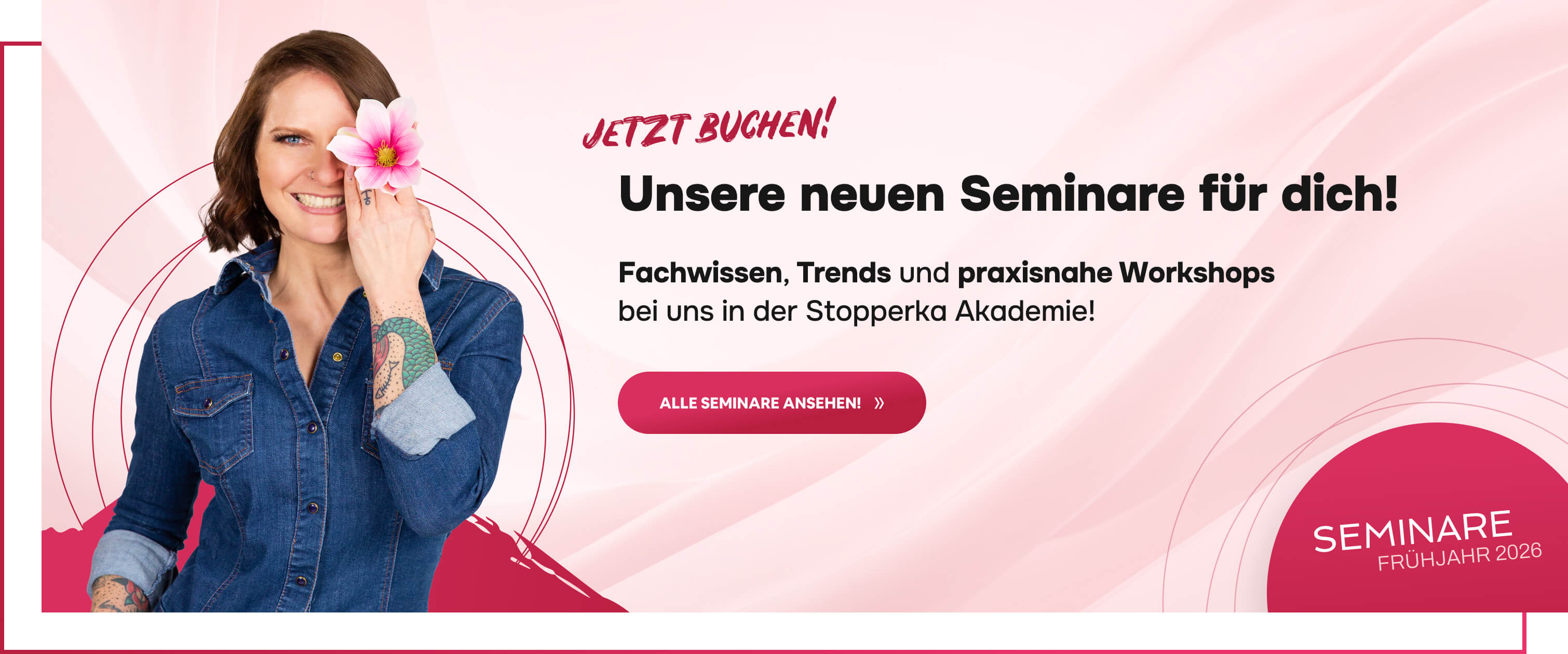 fruehjahr-2026-seminare-banner-eine-dame-mit-gepflegten-haaren-haellt-eine-blume-daneben-ein-text-ueber-fachwissen-trends-und-workshops-in-der-stopperka-akademie