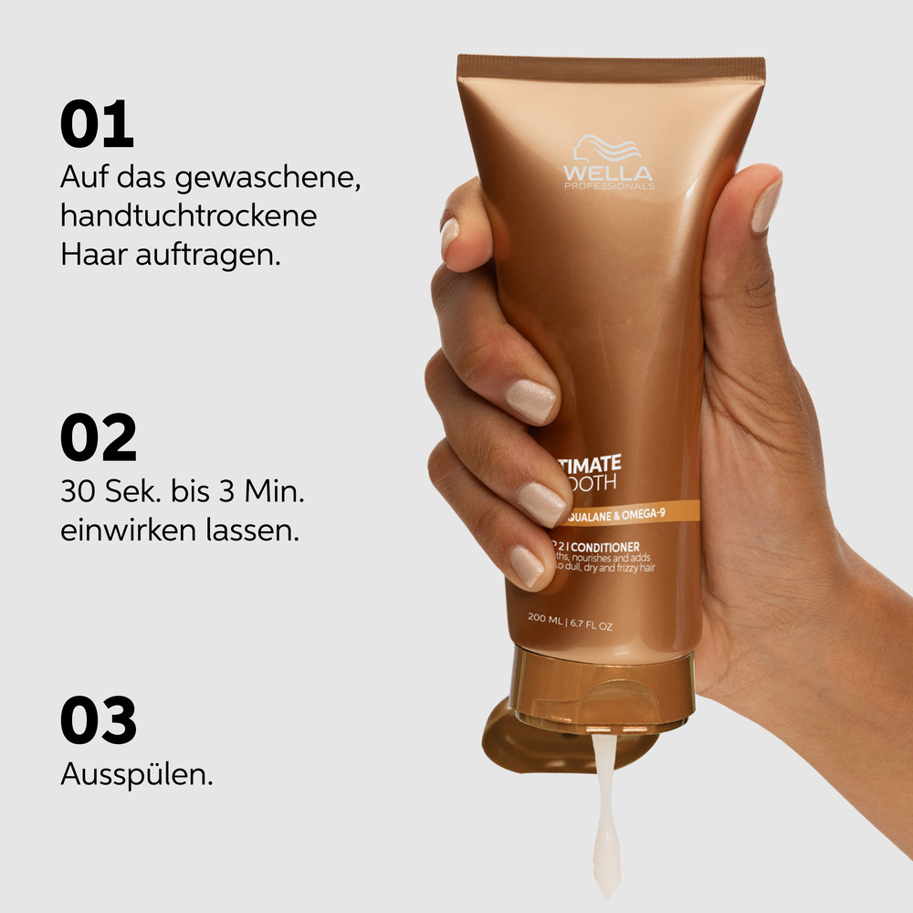 10004344_wella_professionals_care_ultimate_smooth_conditioner_anwendung_step_1_bis_3_hand_haelt_flasche_konsistenz_stopperka