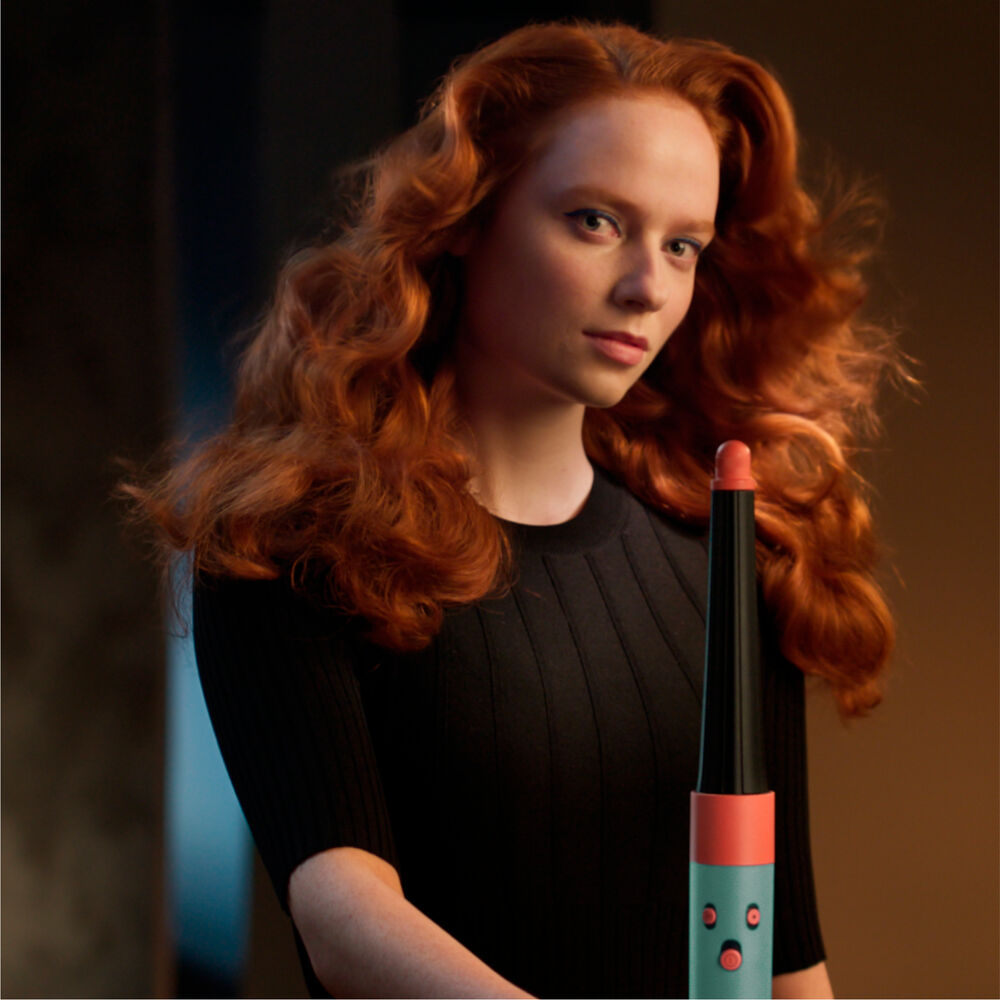 dyson_airwrap_tuerkis_modell_mit_airwrap_in_der_hand_stopperka