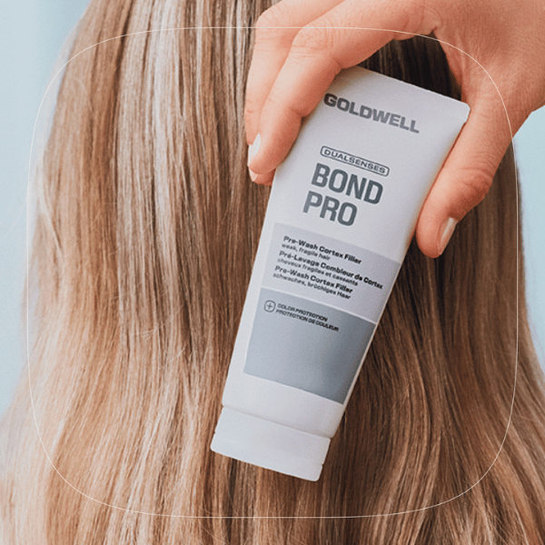 goldwell-dualsenses-bond-pro-pre-wash-cortex-filler-100ml-bei-der-anwendung-auf-langem-haar