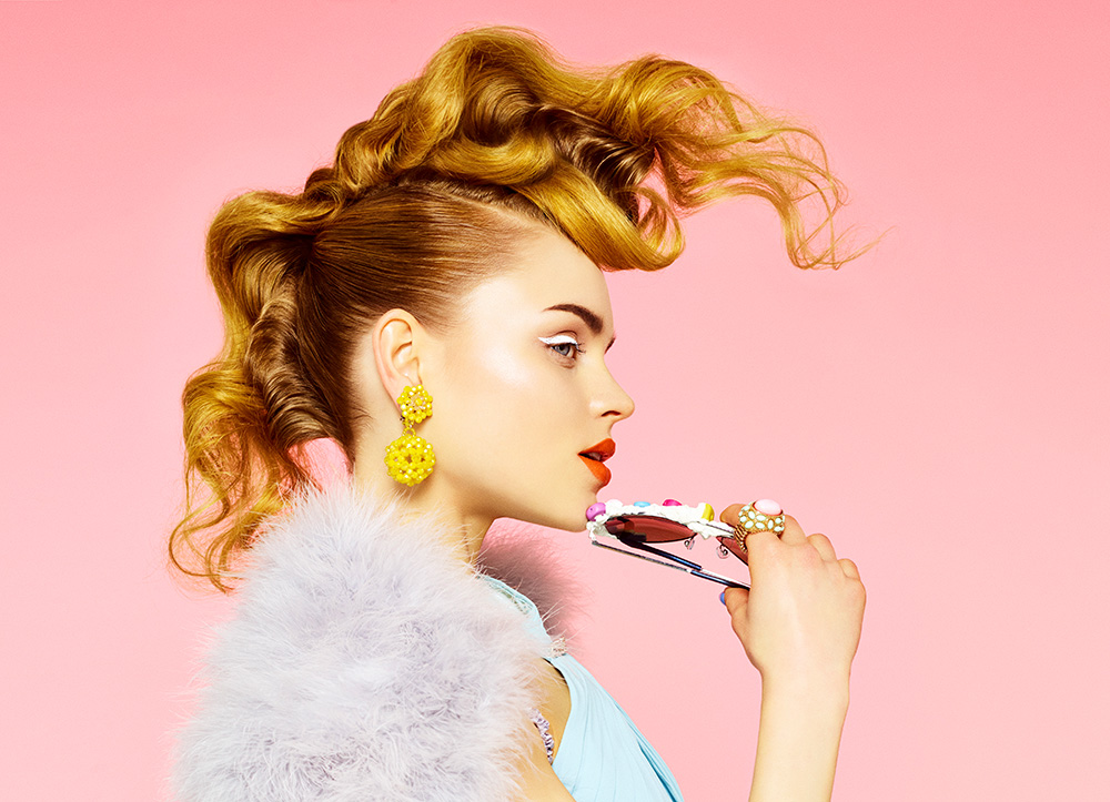 frau mit hochsteckfrisur und sonnenbrille in der hand  frau mit hochsteckfrisur und sonnenbrille in der hand