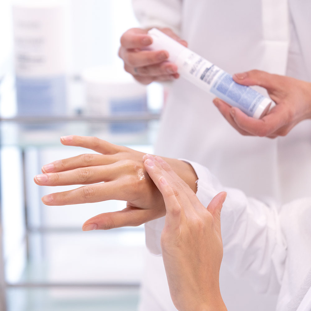 revlon-professional-re-start-hydration-anti-frizz-moisturizing-drops-anwendung-beim-auftragen