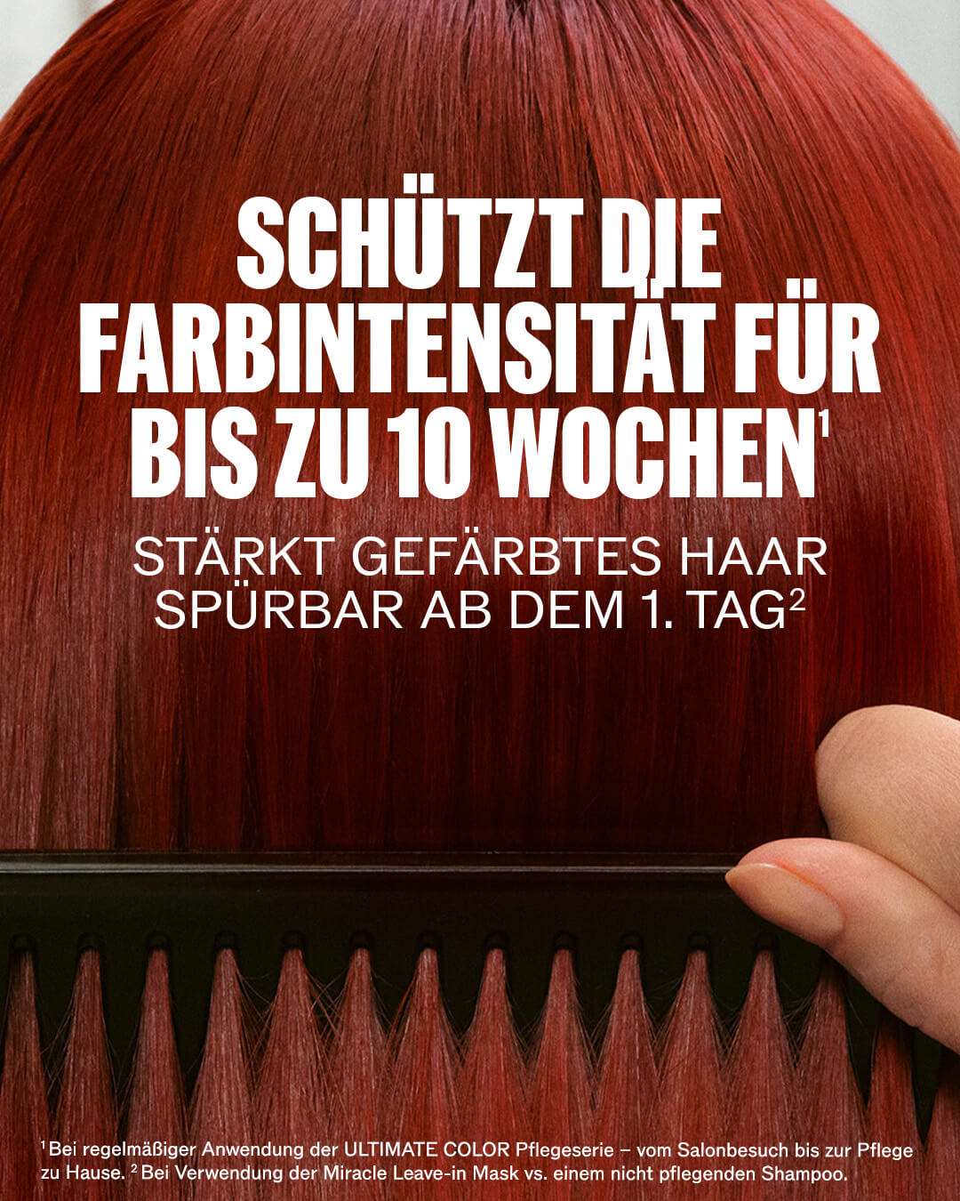 schoene-glaenzende-haare-die-gekaemmt-werde- mit-werbetext-schuetzt-die-farbintensitaet-fuer-bis-zu-10-wochen