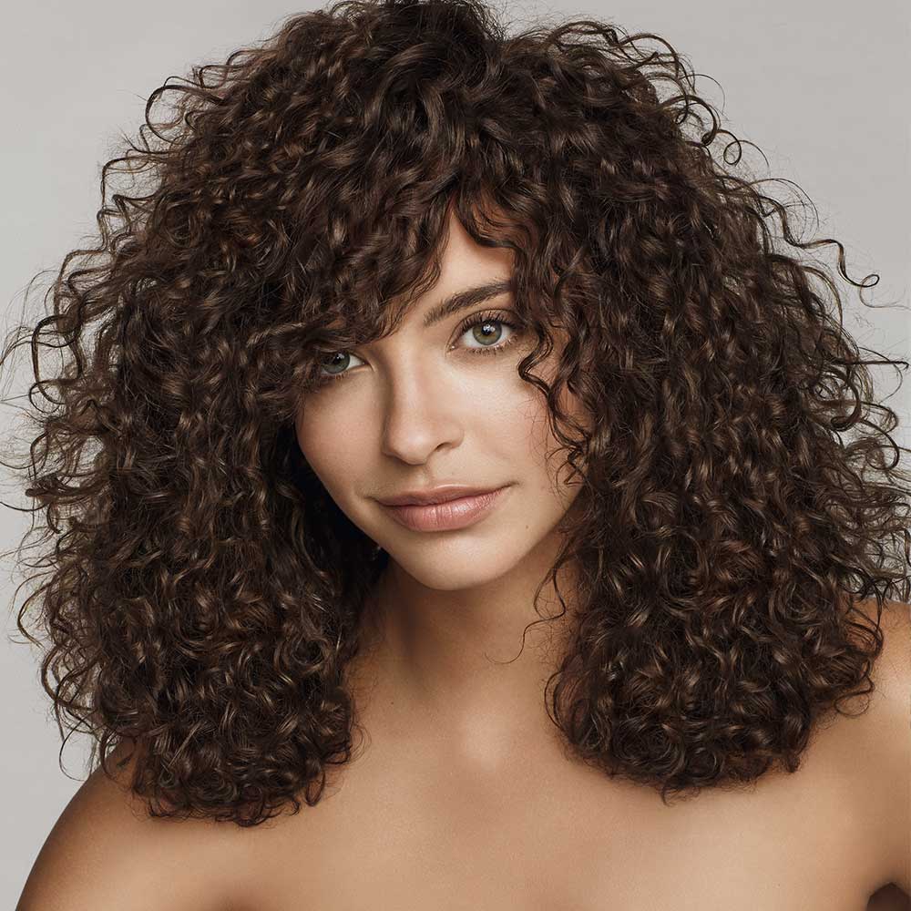 Modell nach der Haarpflege mit Revlon Re/Start Curl
