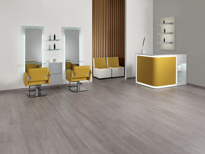 beispielbild_eines_friseursalons_mit_moebeln_stopperka