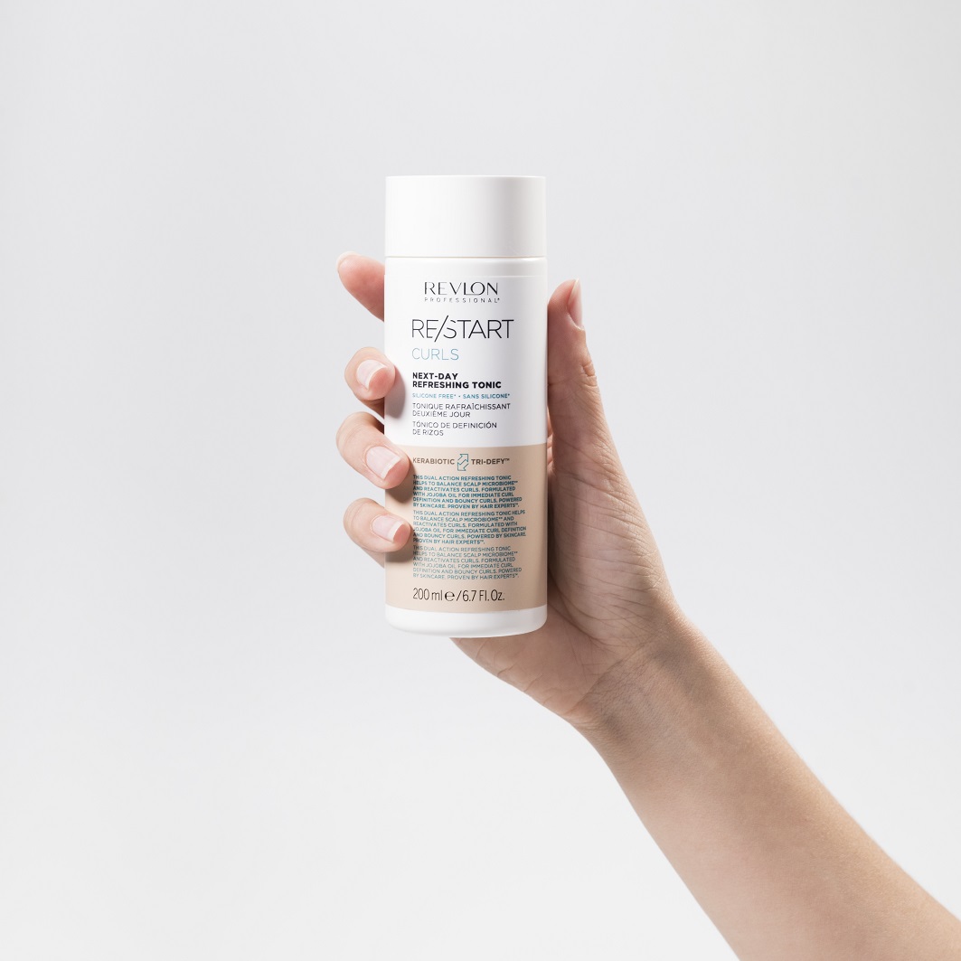 revlon-re-start-curls-next-day-refreshing-tonic-200-ml-fuer-locken-orange-flasche-ml-in-der-hand