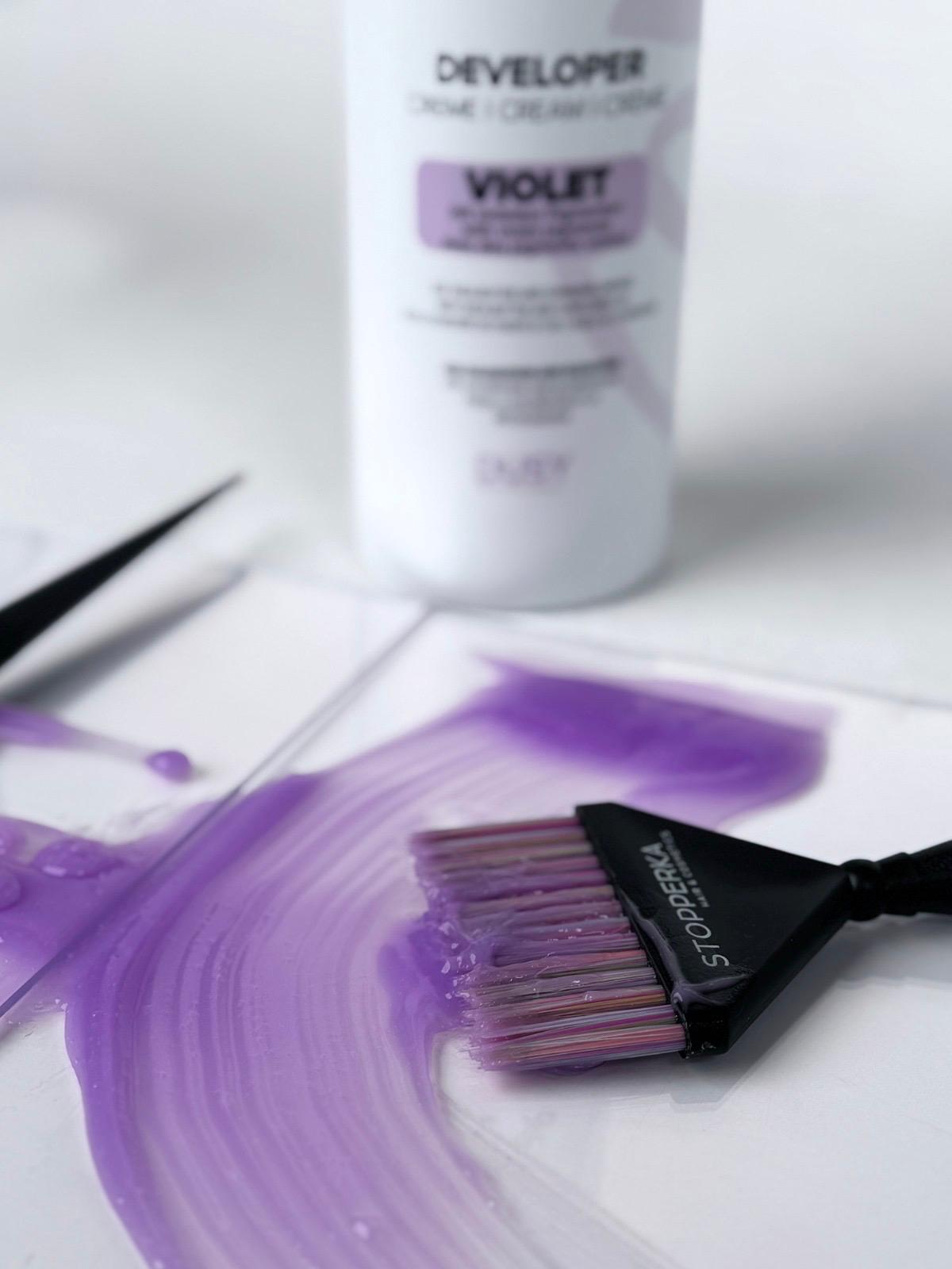 dusy-developer-violet-wasserstoffperoxid-mit-violetten-pigmenten-konsistenz-und-farbe-mit-faerbepinsel dusy-developer-violet-wasserstoffperoxid-mit-violetten-pigmenten-konsistenz-und-farbe-mit-faerbepinsel