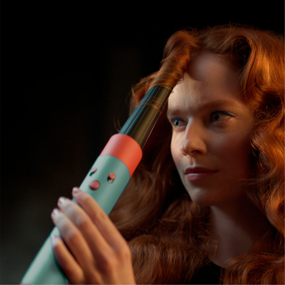 dyson_airwrap_tuerkis_lockenaufsatz_am_modell_stopperka dyson_airwrap_tuerkis_lockenaufsatz_am_modell_stopperka